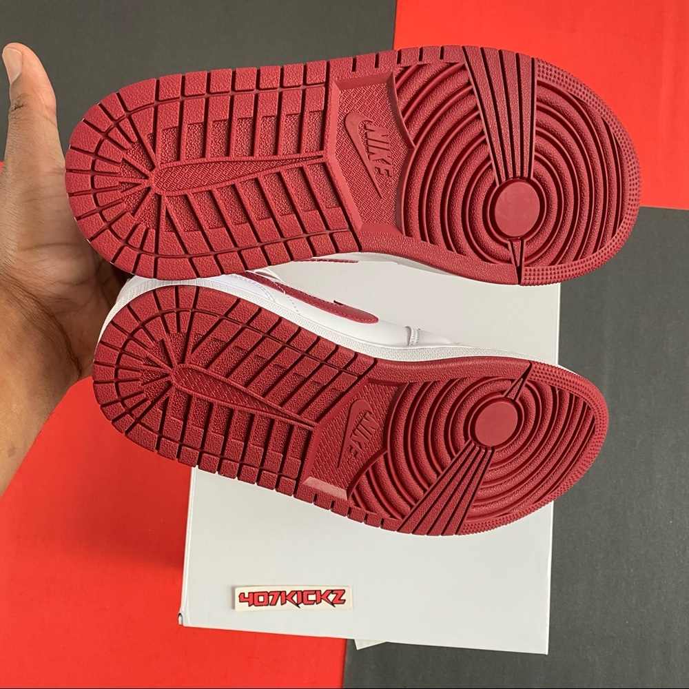 Women’s Air Jordan 1 Red Toe ❤️👟 - Picture 9 of 10